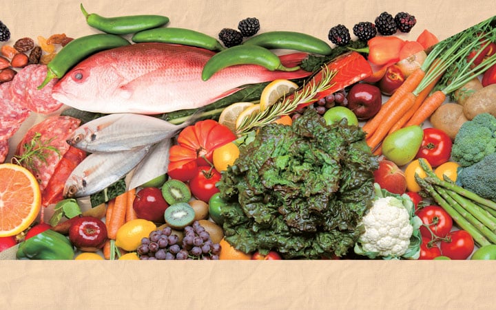 ペガン・ダイエットの食事の中心は植物で、特に色の濃い野菜と果物を推奨　ANTIGERASIM/ISTOCKPHOTO,ED YOUNG-PASSAGE/GETTY IMAGES