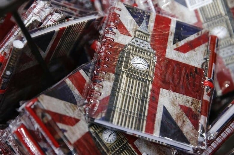 ６月２６日、　英国民投票で欧州連合（ＥＵ）離脱派が勝利したのを受け、英国とＥＵは今後どのような交渉を行うのだろうか。考え得るシナリオをまとめた。写真は英国旗とビッグ・ベンが表紙に描かれたノート。ロンドンで昨年１２月撮影（２０１６年　ロイター/Luke MacGregor）