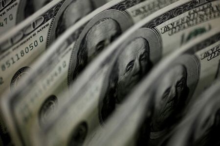 ニューヨーク外為市場では、８月の雇用統計が予想を大幅に下回ったことを受け、ドル指数が低下した（２０２１年　ロイター／Yuriko Nakao）