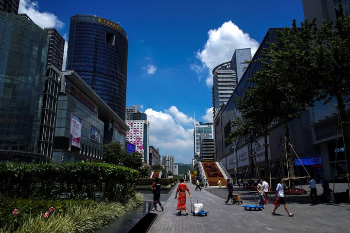生産人口減少に備え、「イノベーション重視」へ舵を切るなど構造改革が進む中国（写真は深圳の商業地区）　Athit Perawongmetha-REUTERS