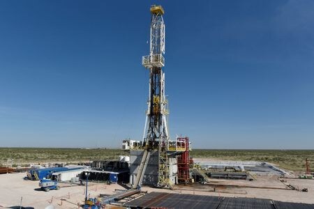 ２月８日、米ホワイトハウスのサキ報道官は８日、原油高に対処するため、バイデン政権が産油国と消費国の双方と協議していると明らかにした。テキサス州ウィンクの油田で２０１８年８月撮影（２０２２年　ロイター/Nick Oxford）