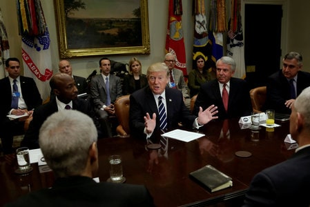 　３月８日、製薬大手６社のトップがトランプ米大統領に会うためワシントンに向かった１月、それが険悪な雰囲気の会談になり得る材料はすべて揃っていた。写真は１月３１日、ホワイトハウスで製薬業界のトップと会談するトランプ大統領（２０１７年　ロイター/Yuri Gripas）