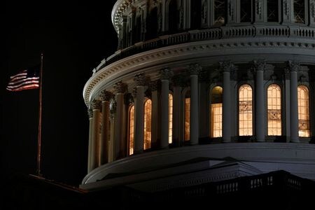 　１２月２０日、米議会は、年明け１月に開始される見通しのトランプ大統領弾劾裁判の手続きを巡り与野党が合意をみないまま、クリスマス休暇の休会に入った。写真は議会議事堂、ワシントンで１８日撮影（２０１９年　ロイター/Tom Brenner）