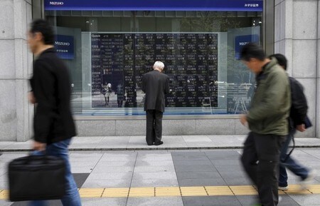 　４月６日、新年度入り後も日本株の下げが止まらない。写真は株価ボードを眺める男性、都内で昨年４月撮影（２０１７年　ロイター/Toru Hanai）