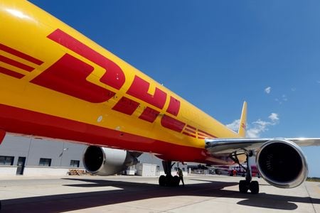 ドイツポストＤＨＬグループ傘下の物流大手ＤＨＬは１３日、７月１日から個人顧客向けの小包配送料金を引き上げると発表した。写真は２０１９年５月、マルタで撮影（２０２２年　ロイター/Darrin Zammit Lupi）