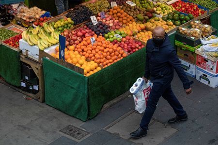 　４月１３日、英国立統計局（ＯＮＳ）が発表した３月の消費者物価指数（ＣＰＩ）は前年比７．０％上昇した。写真は２０２０年９月、ロンドンで撮影（２０２２年　ロイター/Simon Dawson）