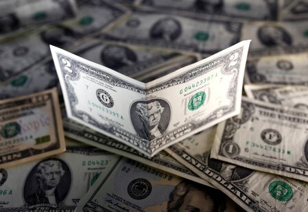 　１１月１９日、正午のドル／円はニューヨーク市場午後５時時点に比べ、わずかにドル安／円高の１０８．６２／６４円写真はゼニツァで２０１６年１１月撮影（２０１９年　ロイター／Dado Ruvic）