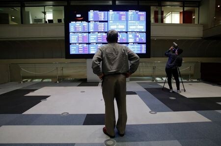 　１２月２１日、東京株式市場で、日経平均がバブル崩壊後の高値を更新した。ただ、その後はマイナス圏に転落し、現在前営業日比１００円超安い２万６６００円台半ばでの推移となっている。写真は東京証券取引所で２０１３年５月撮影（２０２０年　ロイター／Toru Hanai）