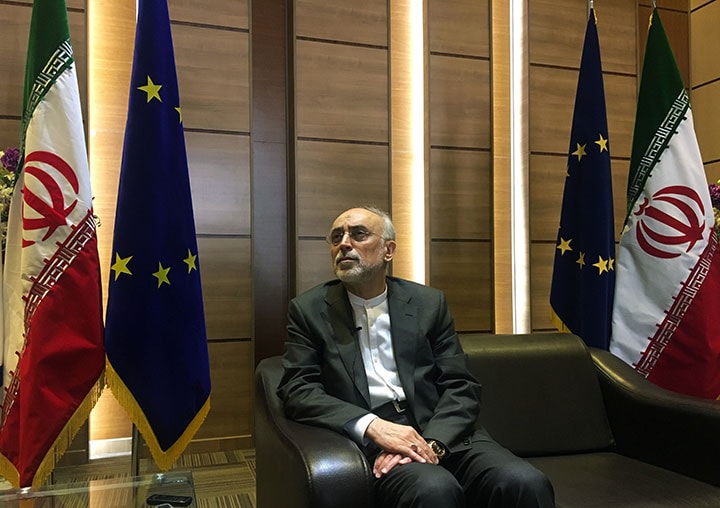 核合意について欧州委員と会談を終えたイランのサレヒ原子力庁長官　Alissa de Carbonnel-REUTERS