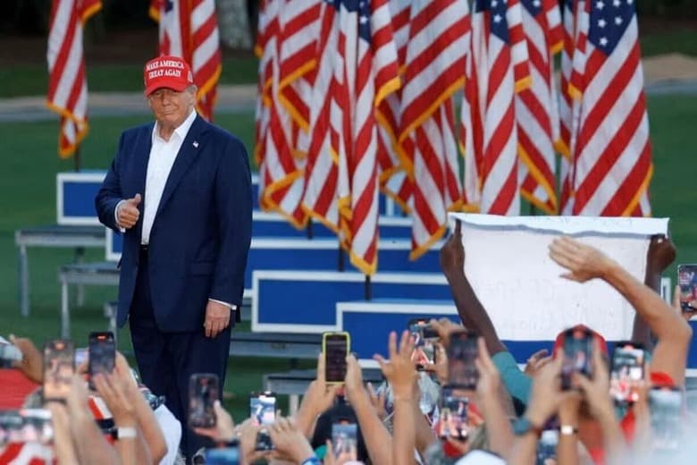 ９日、ウクライナのゼレンスキー大統領は、トランプ前大統領が１１月の米大統領選挙で当選した場合、どのような行動を取るかは予測できないと述べた。フロリダ州ドラルで撮影（２０２４年　ロイター/Marco Bello）