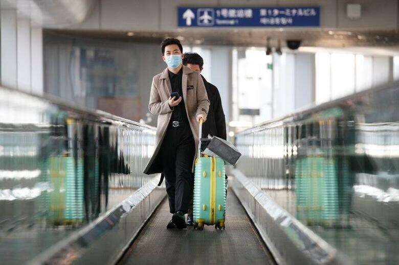 業界団体グローバルビジネストラベル協会（GBTA）は10日、新型コロナウイルス流行を受けて企業が出張計画を抑制する中、世界の業務渡航業界は約8200億ドルの減収に見舞われるとの見通しを示した。写真は北京の国際空港で9日撮影（2020年　ロイター/Thomas Peter