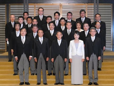 　９月１６日　菅義偉新内閣が発足した。菅新首相は官房長官として支えた安倍晋三内閣の政策を踏襲する方針を表明、財務相や外相など主要閣僚を再任した。皇居での首相親任式と閣僚認証式を終え、記念撮影に並ぶ菅義偉首相（手前中央）と閣僚ら。９月１６日、東京で撮影（２０２０年　時事通信／代表撮影）