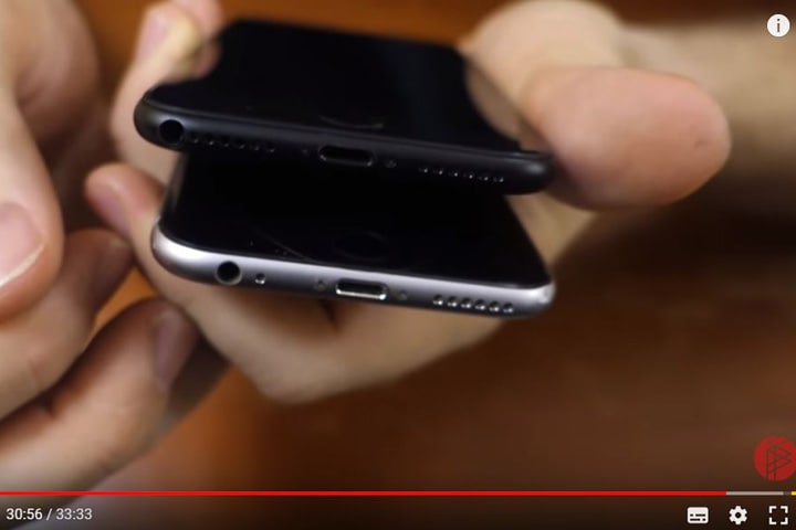 上がアレン自作のイヤホンジャック付きiPhone7、下はiPhone6s。　Strange Parts-YouTube