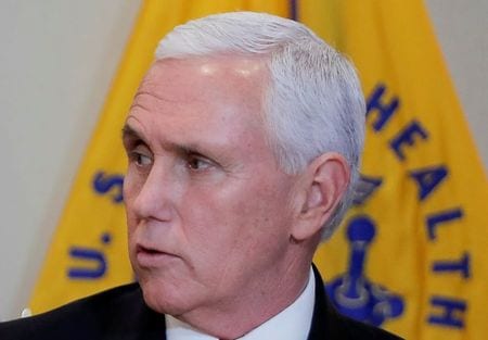 ペンス米副大統領は２８日、米国内で確認されている新型コロナウイルス感染者のうち現時点で入院しているのは１人のみと明らかにした。写真は保健福祉省で開かれた対策会議に出席するペンス氏。２月２７日、ワシントンで撮影（２０２０年　ロイター/Carlos Barria）