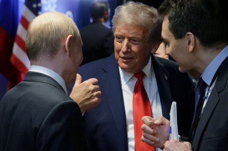 トランプ米大統領は１５日、ロシアから石油を購入する国々への「２次関税」について、今すぐに導入を検討する必要はないとする一方、「２、３週間後」には考えないといけないかもしれないと語った。写真は８月１５日、米アラスカ州アンカレジで撮影（２０２５年　代表撮影）