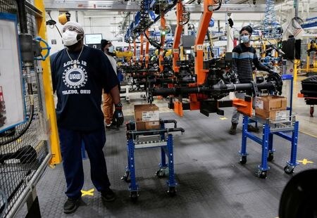 １２月１日、米供給管理協会（ＩＳＭ）が発表した１１月の製造業景気指数は５７．５と、１０月の５９．３から低下した。新型コロナウイルス感染が全米で再び急増する中、新規受注が前月に付けた１７年近くぶりの高水準から減速した。市場予想は５８．０だった。写真は５月１８日、米オハイオ州トレドFILE PHOTO: Dana Inc. assembly technicians wear face masks as they assemble axles for automakers, as the auto indust