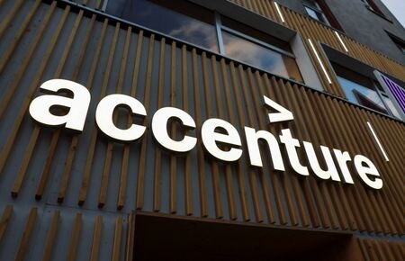 　８月１４日、総合コンサルティング大手のアクセンチュアはＡＩ（人工知能）教育事業を手掛けるアイデミーの株式などを公開買付け（ＴＯＢ）すると発表した。写真はアクセンチュアのロゴ。２０２４年１月、スイス・ダボスで撮影（２０２５年　ロイター/Denis Balibouse）
