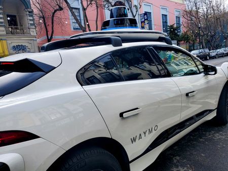 　米アルファベット傘下の自動運転車部門ウェイモは、米国内での自動運転タクシー事業拡大に伴い、韓国の現代自動車の電気自動車（ＥＶ）を保有車両に加える。写真は試験中のウェイモの自動運転タクシー。サンフランシスコで２０２２年１２月撮影(２０２４年　ロイター/Paresh Dave)