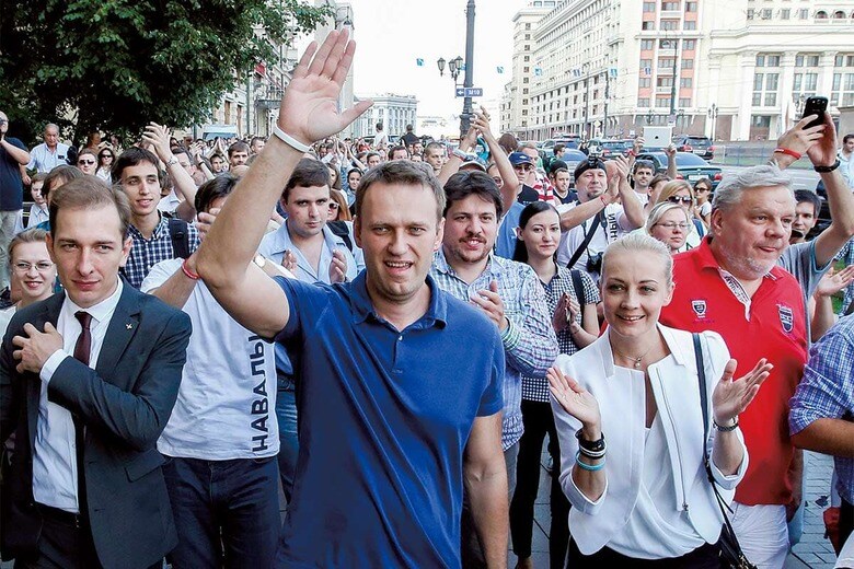 妻（右）や支持者と共にモスクワ市長選の立候補の届け出に向かうナワリヌイ（2013年7月）　GRIGORY DUKORｰREUTERS