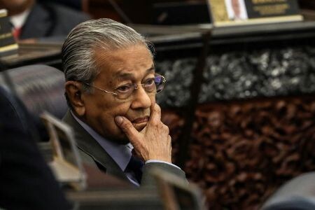 　7月１３日、マレーシア議会は、モハマド・アリフ・モハマド・ユスフ議長の解任動議を僅差で可決した。マハティール前政権に指名された議長の解任はムヒディン首相（写真）の意向で、事実上、首相への信任投票となっていた。写真はマハティール前首相。クアラルンプールで撮影（２０２０年　ロイター／LIM HUEY TENG）