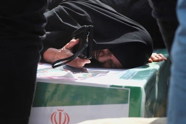 3月3日、イラン南部ミナブで、学校への攻撃で犠牲になった人の葬儀で嘆く女性。Amirhossein Khorgooei/ISNA/WANA (West Asia News Agency) via REUTERS