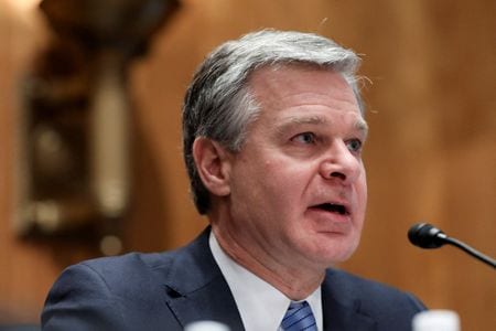 在米中国大使館は１８日、中国が影響力を行使する工作に関連し米国内に無断で「警察署」を設置しているという米連邦捜査局（ＦＢＩ）のレイ長官の主張に反論した。写真はレイ長官。１１月１８日、ワシントンの連邦議会で撮影（２０２２年　ロイター/Amanda Andrade-Rhoades）