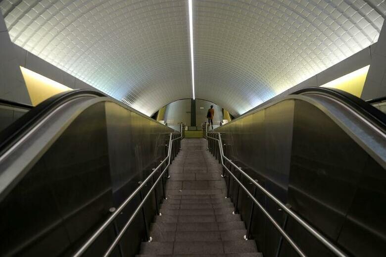 スペインのサンチェス首相は２８日、テレビ演説を行い、外出規制を強化する措置を発表した。３０日から４月９日まで適用する。写真は閑散とした駅のエスカレーター。（２０２０年　ロイター/Susana Vera）