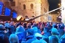 カウントダウンで新年を迎え祝うイタリア 年越し番組 今年はペルージャ中心街で収録