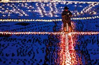 ドイツのコロナ死者を偲んで灯された3万2000の炎