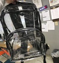 銃規制の代わりに透明バックパックを強制された高校生たちの怒り