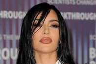 【写真】極小ビキニからこぼれるバストに「ワォ」の声...「最もセクシーな水着」着用のキム・カーダシアンにネット騒然