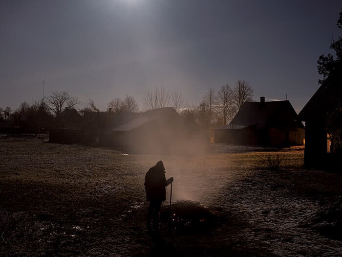 南東部のドゥビエテでたき火を見守るホフマニスの父。ホフマニスはまだソ連だったこの地で幼少期を過ごした