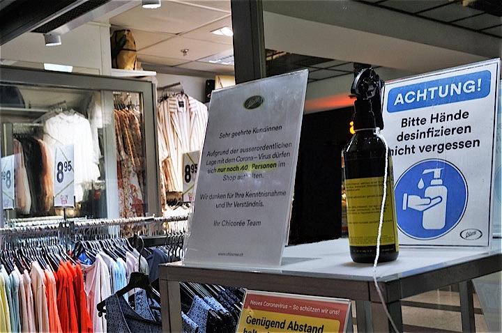 衣料品店でも、入店前後に消毒液を使えるようにしている。