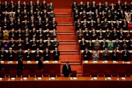 　中国で正式に発足した３期目の習近平指導部は、権力基盤がかつてないほど強化されている。写真中央は習氏。北京で２０２１年３月撮影（２０２２年　ロイター／Carlos Garcia Rawlins）