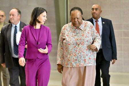 南アフリカのパンドール外相（写真右）は２７日、南アで８月に開催される新興５カ国（ＢＲＩＣＳ）首脳会議（サミット）にロシアのプーチン大統領が出席するか回答はまだ得られていないと述べた。（２０２３年　ロイター/Alet Pretorius）
