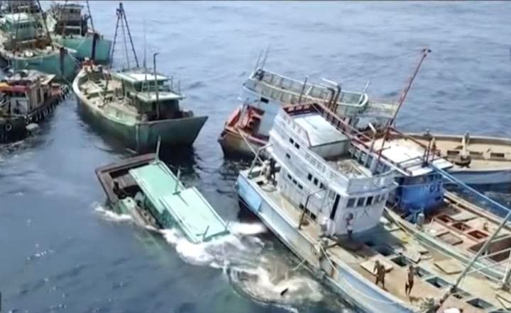 違法操業して拿捕された外国漁船が海水を注入され沈没させられた　metrotvnews / YouTube