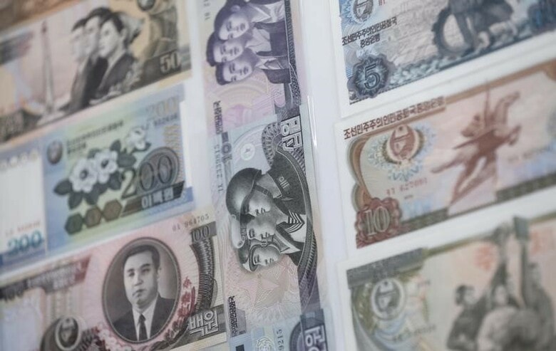 ３月１６日、ベルギーに本部を置く銀行間決済ネットワーク運営の国際銀行間通信協会（ＳＷＩＦＴ）は、北朝鮮のすべての銀行に対して銀行間の決済に必要な通信サービスの提供を停止すると明らかにした。写真は北朝鮮紙幣。北朝鮮との軍事境界線近くにある韓国坡州市で２０１３年２月撮影（２０１７年　ロイター／Lee Jae-Won）