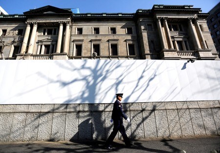 　１１月２５日、国際通貨基金（ＩＭＦ）は対日報告書を公表し、日銀の金融政策は、低金利のリスクに配慮するため物価目標を柔軟化、金利目標を短期化させることなどが望ましいとの見方を示した。１月２３日、日銀本店前で撮影（２０１９年　ロイター/Issei Kato）