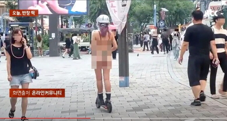 韓国ソウルの繁華街に突如現れたビキニ姿。JTBC News / YouTube