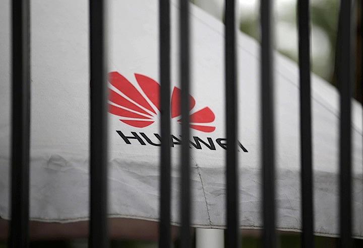 米フェイスブック（FB）は、中国の通信機器大手、華為技術（ファーウェイ）のスマートフォンへのアプリのプレインストールを停止するとロイターに明らかにした。写真はファーウエイ本社で5月撮影（2019年　ロイター／Jason Lee）