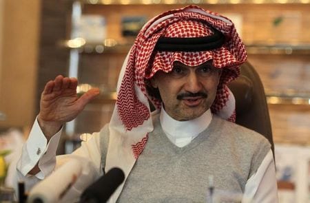 ７月１日、サウジアラビアの富豪で投資家のアルワリード・ビン・タラール王子は、個人資産３２０億ドル（約３兆９５００億円）の全額を、段階的に慈善事業に寄付する方針を明らかにした。リヤドで２０１３年５月撮影（２０１５年　ロイター/Faisal Al Nasser）