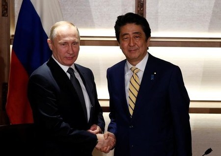 　１２月１５日、安倍晋三首相とロシアのプーチン大統領は、山口県長門市で約３時間にわたって会談した。写真はプーチン氏（左）と握手する安倍首相（右）。（２０１６年　ロイター／Toru Hanai ）