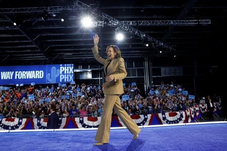　米大統領選の民主党候補ハリス副大統領は１２日、自身の健康状態が良好で大統領の職務遂行に問題ないと判断した主治医の書簡を公表した。アリゾナ州チャンドラーで１０日撮影（２０２４年　ロイター）