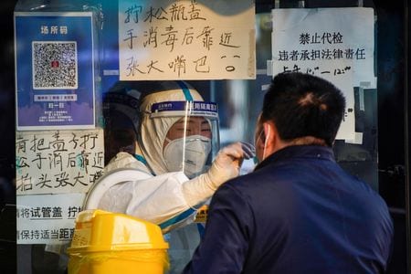 中国税関当局は２８日、新型コロナウイルス感染の水際対策として海外からの旅行者に義務付けているＰＣＲ検査を、来年１月８日から廃止すると発表した。上海市内のコロナ検査、１２日撮影。（2022年　ロイター/Aly Song）