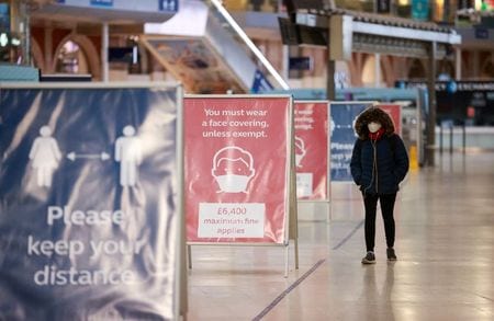 イングランド銀行（英中央銀行）のベイリー総裁は１２日、国内で新型コロナウイルスの感染が再拡大していることを受け、英経済は非常に難しい局面にあり、将来の景気回復に遅れが出るとの見方を示した。ロンドンで５日撮影（２０２０年　ロイター/HANNAH MCKAY）