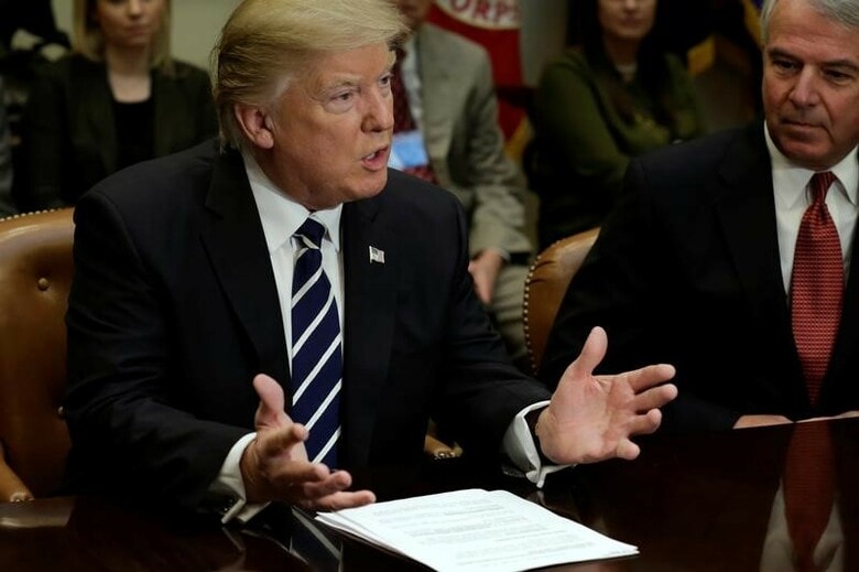 １月３１日、トランプ米大統領は、大手製薬会社の首脳と会談し、国内生産を拡大させると同時に薬価を引き下げるよう要請した。また、日本や中国を名指しして通貨安を誘導していると指摘した。写真はホワイトハウスで同日撮影（２０１７年　ロイター／Yuri Gripas）