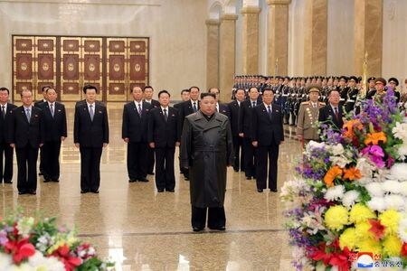 　２月１６日、北朝鮮の金正恩（キム・ジョンウンン）朝鮮労働党委員長が、父親の金正日（キム・ジョンイル）総書記の遺体が安置されている平壌の錦繍山（クムスサン）太陽宮殿を訪問した。写真は２月１５日、朝鮮中央通信が公開（２０２０年　朝鮮中央通信）