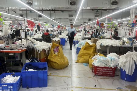 ７月９日、米国際貿易委員会（ＩＴＣ）の最新のデータによると、中国から米国へのアパレル製品の輸入額は５月に２２年ぶりの低水準となり、関税引き上げによる影響を浮き彫りにした。写真は広州市の衣料品工場、４月撮影（２０２５年　ロイター/Casey Hall）