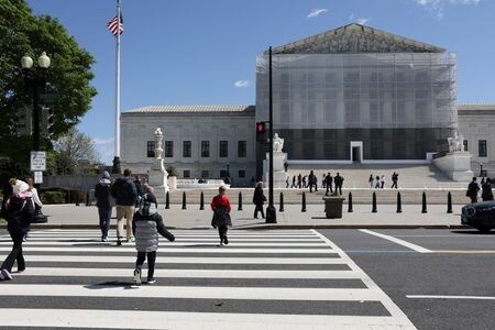 米政権は３日、連邦高裁がトランプ大統領の関税の大半を違法と判断したことを受けて連邦最高裁に上訴し、迅速な審理を求めた。写真は米連邦最高裁のビルとその付近を歩く人々。ワシントンで４月撮影。（2025年 ロイター/Jonathan Ernst/ File Photo）