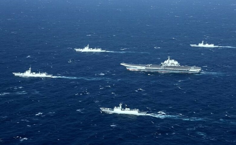 ３月１５日、中国が南シナ海の西沙諸島の北島で新たな建設を開始したことが、プラネット・ラボの衛星画像で分かった。中国の空母「遼寧」、南シナ海で昨年撮影（２０１７年　ロイター）